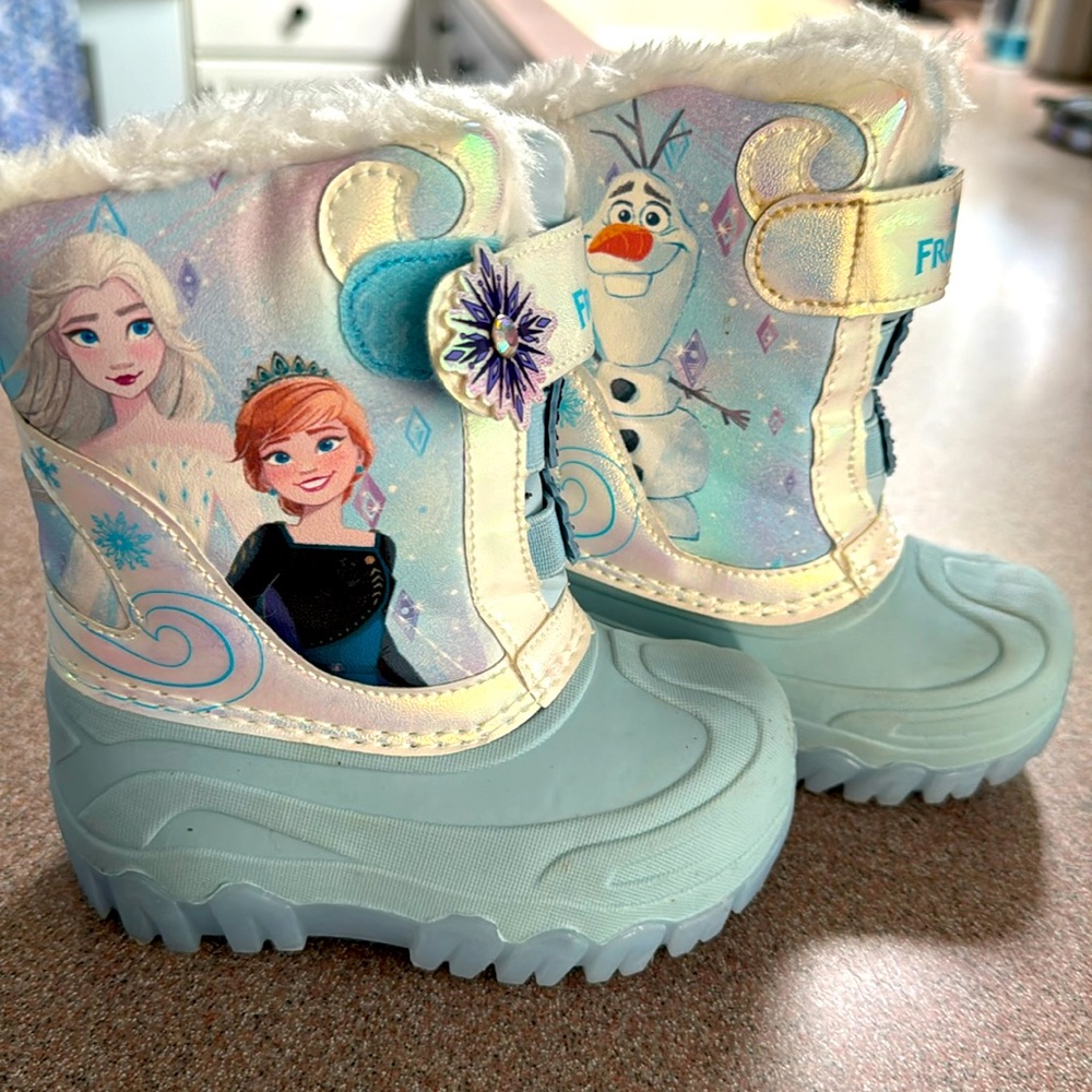 Like new toddler girls size 7 light up snow boots